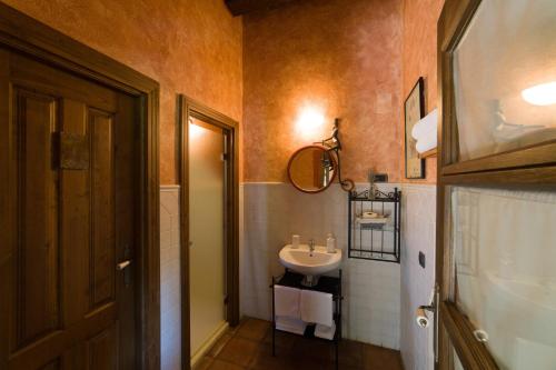 A bathroom at Apartamentos Casasturga