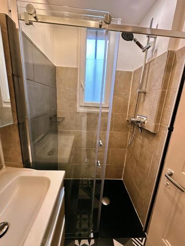 a bathroom with a shower and a sink at Charmante maison moderne et cosy in Aunay-sur-Odon