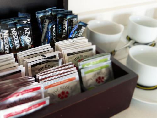 Utensilios para hacer té y café en The Hampton Exclusive Guesthouse