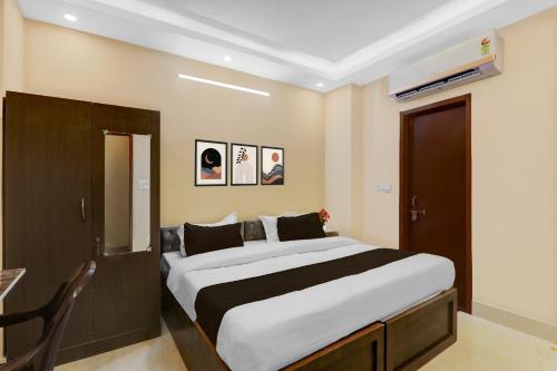 a bedroom with a large bed in a room at Hotel O Deva Road Lucknow Formerly Awadh Regency in Lucknow