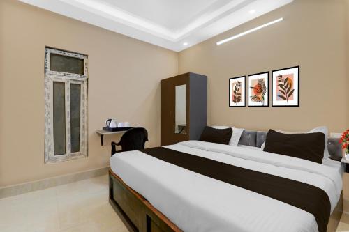 a bedroom with a large bed and a window at Hotel O Deva Road Lucknow Formerly Awadh Regency in Lucknow