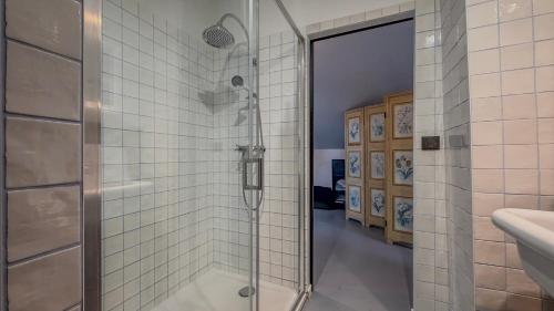 a bathroom with a shower and a sink at Charmante maison de ville avec vue sur le donjon avec wifi et jardin in Gouffern en Auge