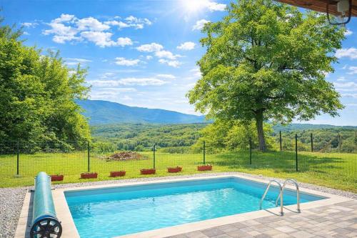 Green View Holiday Home With Pool - Happy Rentals