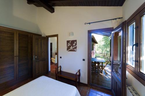 A bed or beds in a room at Apartamentos Casasturga
