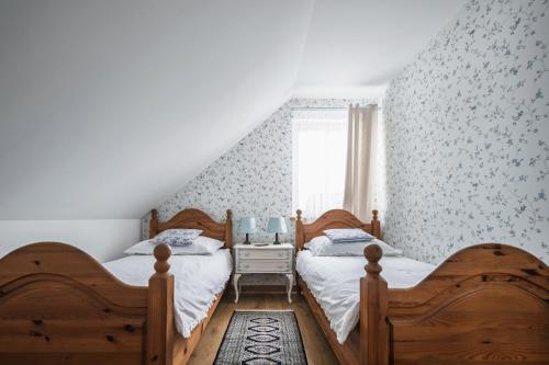 a bedroom with two beds and a window at Domek w Jacni in Jacnia