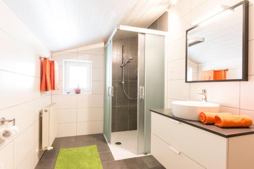 uma casa de banho com um lavatório e um chuveiro em Haus Mary em Neustift im Stubaital