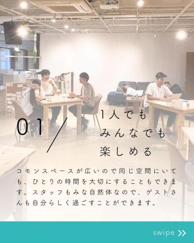 a group of people sitting at tables in a room at ゲストハウスONE Miyakojima 女性におすすめ 広い共有スペースあり 一人でのんびりも交流もできる宿 in Miyako-jima
