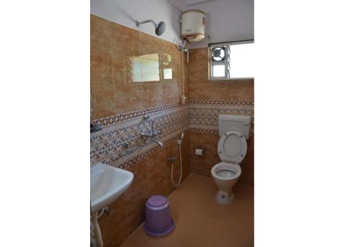 a bathroom with a toilet and a sink at Srt rajput hotel Subhash Marg Charbhag Lucknow in Lucknow