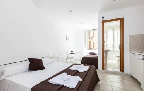 A bed or beds in a room at Al Colosseo 8