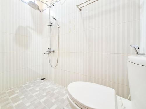 a bathroom with a toilet and a shower at Hotel Syariah Milik Kita Borobudur Mitra RedDoorz in Borobudur