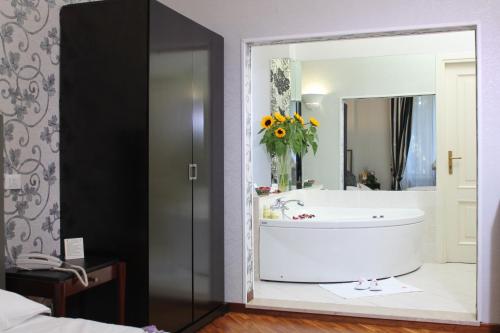 Ванна кімната в Hotel Villa Aricia