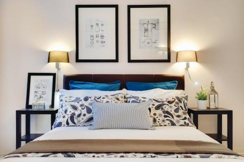 una camera da letto con un letto con cuscini blu e bianchi di Repubblica Central Suite a Roma