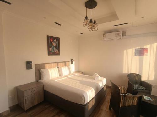 a bedroom with a bed and a table and a chair at Picasso - Zur See in Ballito