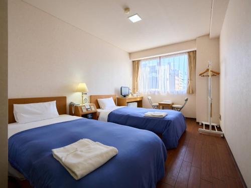 a hotel room with two beds and a window at Hotel Sincerity kani in Kani