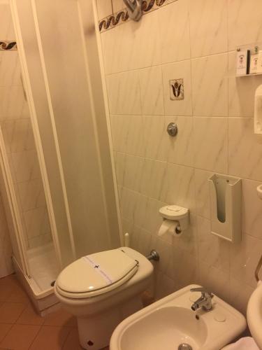 Koupelna v ubytování Hotel Villa Aricia
