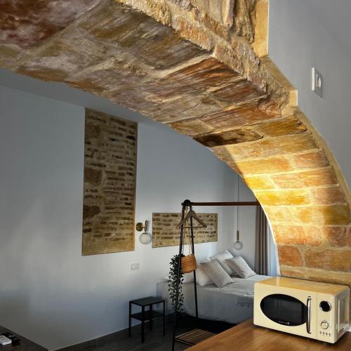 a bedroom with a bed and a tv on a table at CasaElbarranko in Arcos de la Frontera