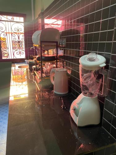 a kitchen with a blender on a counter at NGK Hôtel Apartment in Bafoussam
