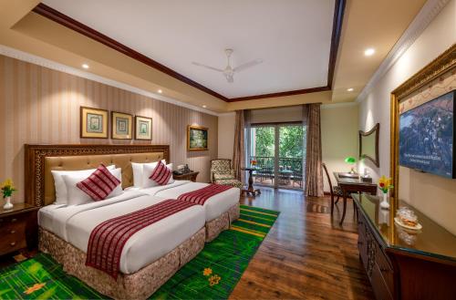เตียงในห้องที่ Mayfair Lagoon