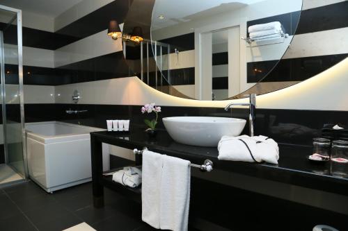 Ванная комната в Ramada Hotel & Suites by Wyndham Istanbul- Sisli