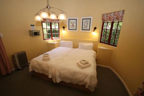 Cama o camas de una habitación en Hogsback Arminel Hotel