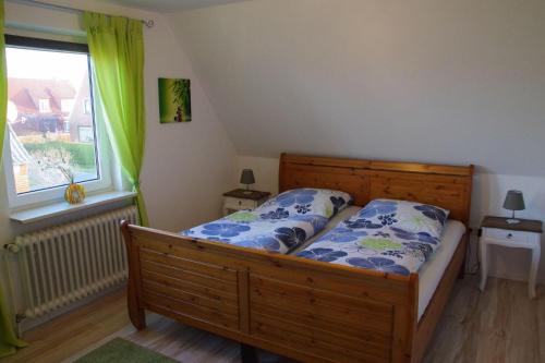 a bedroom with a bed and a window at Luettje-Glueck in Pogum