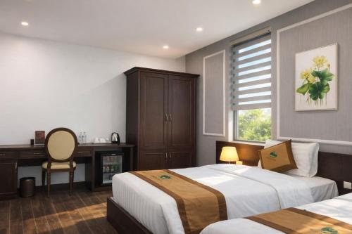 a bedroom with two beds and a desk and a desk at Nice Dream Hotel in Yen