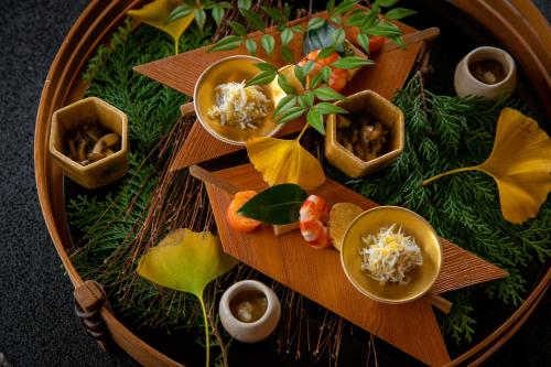 湯河原町にあるふきや旅館のテーブルの上の食べ物の皿