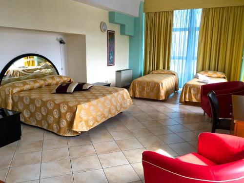 ルーゴにあるRosa Dei Ventiのホテルルーム ベッド2台&椅子付