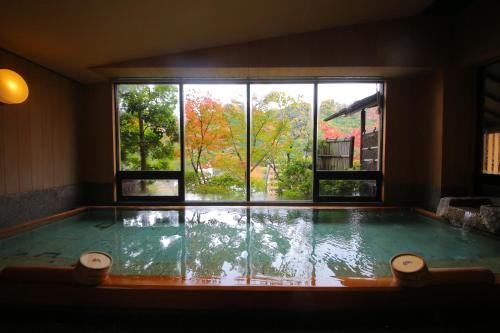 湯河原町にあるふきや旅館の大きな窓のある大きな水たまり
