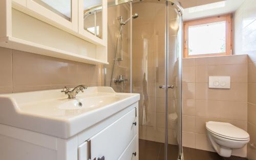 クリムノにあるVilla Klimnoの洗面台、シャワー、トイレ付きのバスルーム