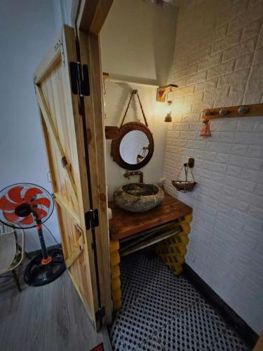 a bathroom with a sink and a mirror on the wall at Homestay Xóm Rớ in Ðông Tác (1)