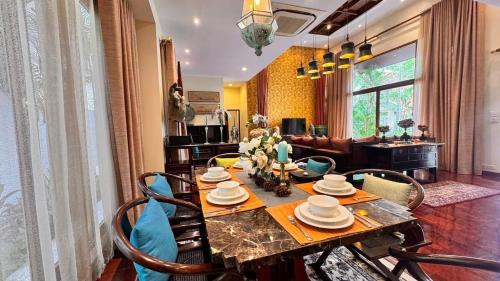 a dining room with a table and chairs at Luxury Balinese Pool Villa in Na Jomtien