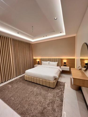 a bedroom with a large bed and a desk at شقة كامله ومطبخ وسط جدة in Jeddah