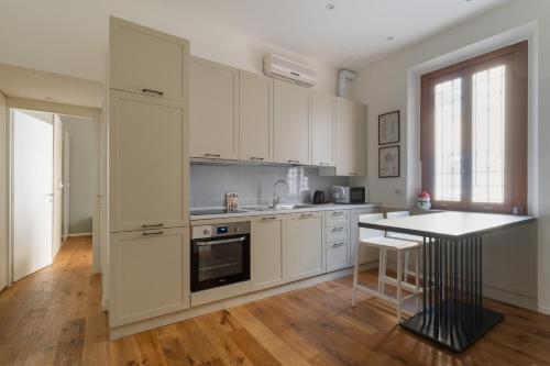 GuestHost - M5 Isola Cozy Apartment