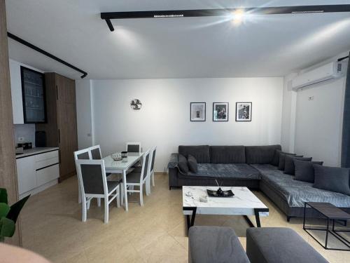 Cloud 4 Apartment tesisinde bir oturma alanı