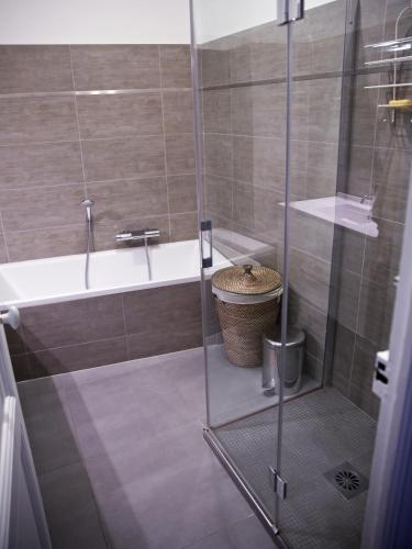 "Le Jazzy" by EnjoyNice, 3-bedroom, 2-bathroom spacious central apartment