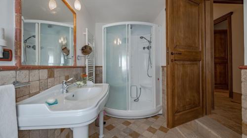 a bathroom with a tub and a sink and a shower at Casa Andrea 12 in Orvieto