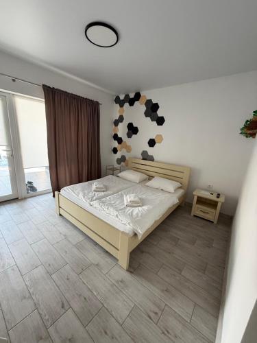 ein Schlafzimmer mit einem Bett und einem großen Fenster in der Unterkunft Levodr in Weljatyn