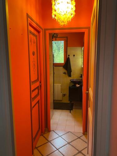 ein orangefarbener Flur mit einem Badezimmer mit Waschbecken in der Unterkunft Suite Étoile in Villebon-sur-Yvette