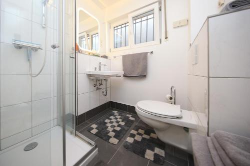 a bathroom with a toilet and a sink and a shower at Ferienwohnung Fine in Lorch am Rhein