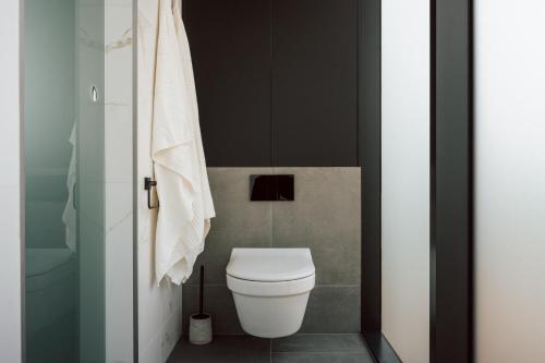 a bathroom with a white toilet in a room at CR x Rae Golf in Suuresta