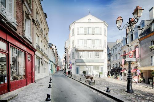 an empty street in a city with buildings at Les Maisons de Maje - Le Lingot in Honfleur