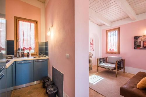 a kitchen and a living room with a couch at Chalet Cigno - Apartment in Tuscany in Osteria Delle Noci
