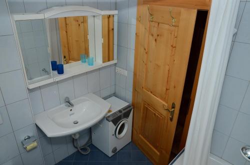 ein Badezimmer mit einem Waschbecken, einem WC und einem Spiegel in der Unterkunft Ferienwohnung Mitterwalder in Innervillgraten