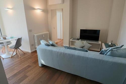 a living room with a blue couch and a table at Aparthotel Isola in Milan