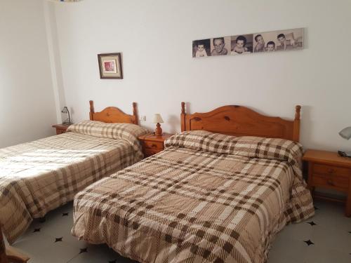 two beds sitting next to each other in a bedroom at Refugio Ruta Río Borosa in Coto Ríos