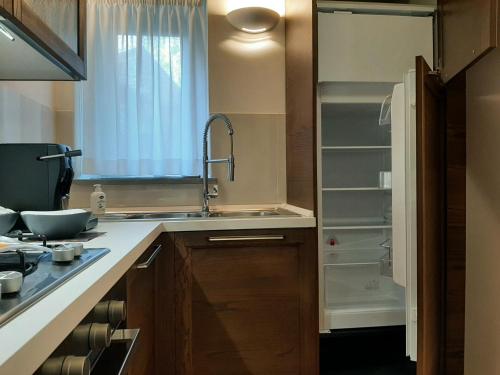 a small kitchen with a sink and a sink at Il Cortile delle magnolie in Gubbio