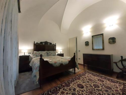 a bedroom with a large bed in a room at Il Cortile delle magnolie in Gubbio