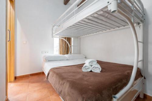 a bedroom with a bunk bed with two towels at Portal del Carro 7 Junto a la Catedral in Tarragona