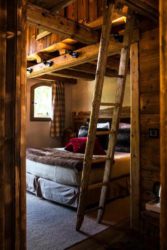 a bedroom with two bunk beds in a cabin at La Bouitte - Hôtel Relais & Châteaux in Saint-Martin-de-Belleville